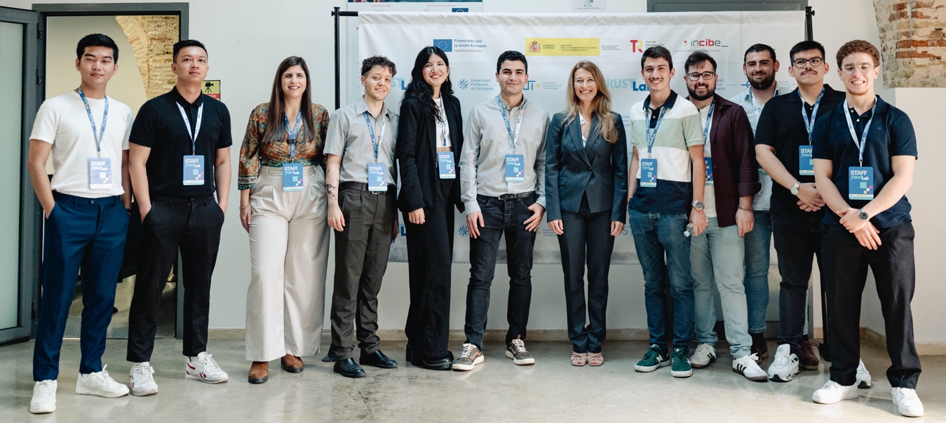 Equipo de TRUST Lab en el laboratorio